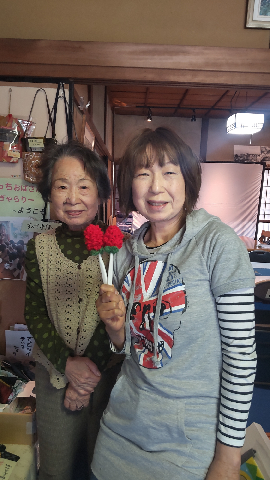 アクリル棒たわし2本　ご購入の女性のお客様②とりっちおばさん